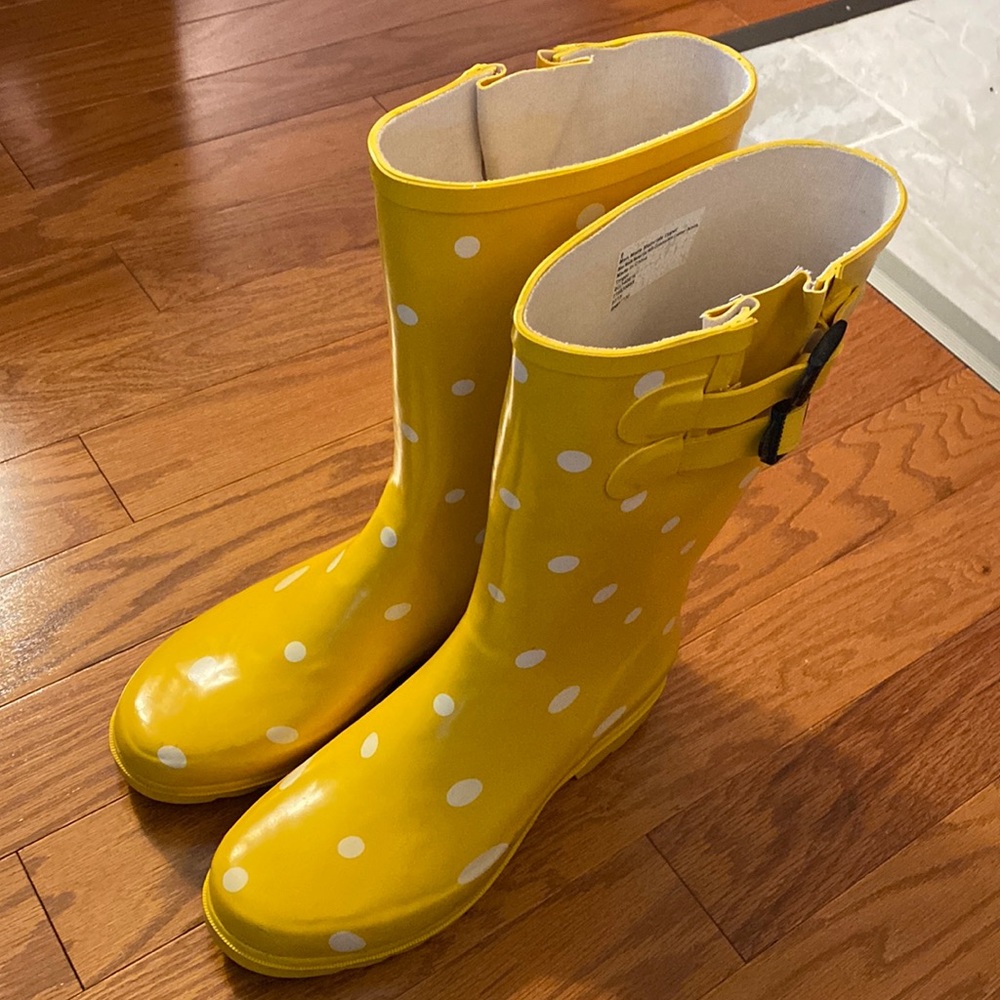 Bright yellow and white polka dot rain boots.